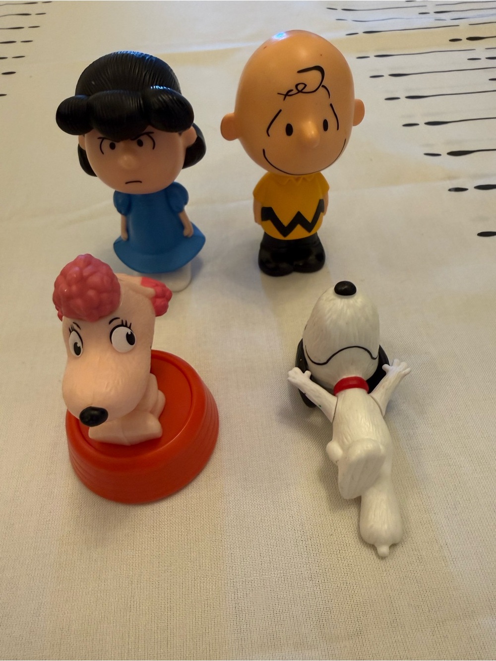 Peanuts Mini Figures Set - Blue, Yellow, Pink, White, Black,need batteries